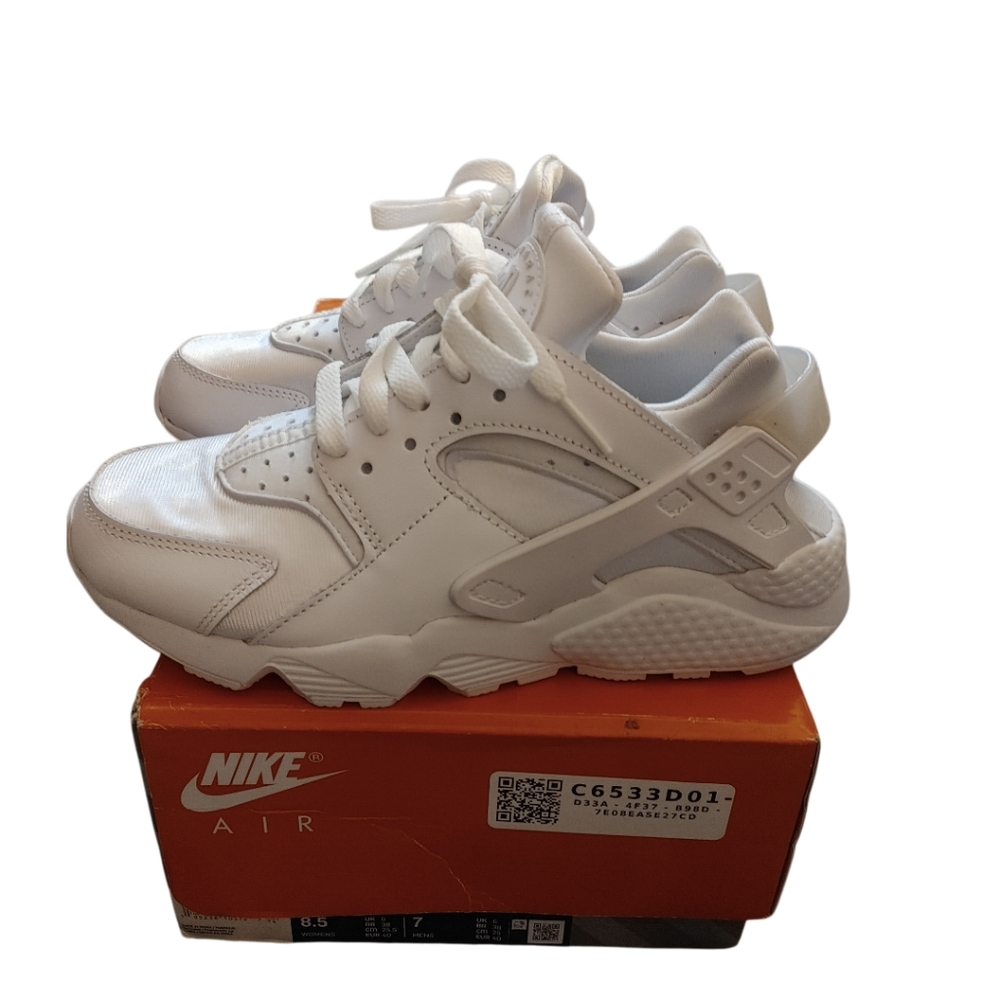 Brand New Nike Air Huatche women's size 7